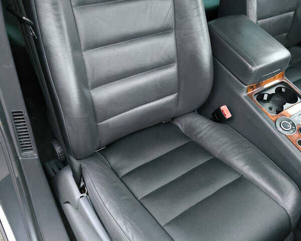 Серый Фольксваген Туарег, объемом двигателя 2.97 л и пробегом 370 тыс. км за 13000 $, фото 11 на Automoto.ua