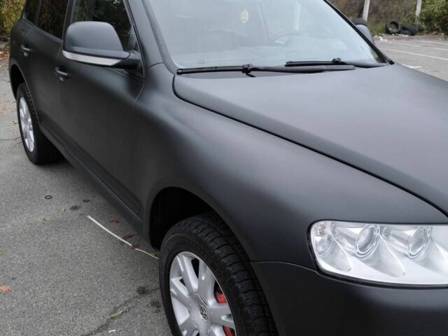 Серый Фольксваген Туарег, объемом двигателя 3 л и пробегом 371 тыс. км за 8500 $, фото 7 на Automoto.ua