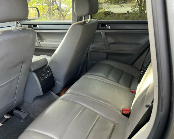 Серый Фольксваген Туарег, объемом двигателя 2.5 л и пробегом 313 тыс. км за 6000 $, фото 9 на Automoto.ua