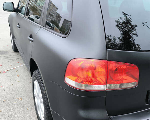 Серый Фольксваген Туарег, объемом двигателя 2.97 л и пробегом 370 тыс. км за 13000 $, фото 3 на Automoto.ua