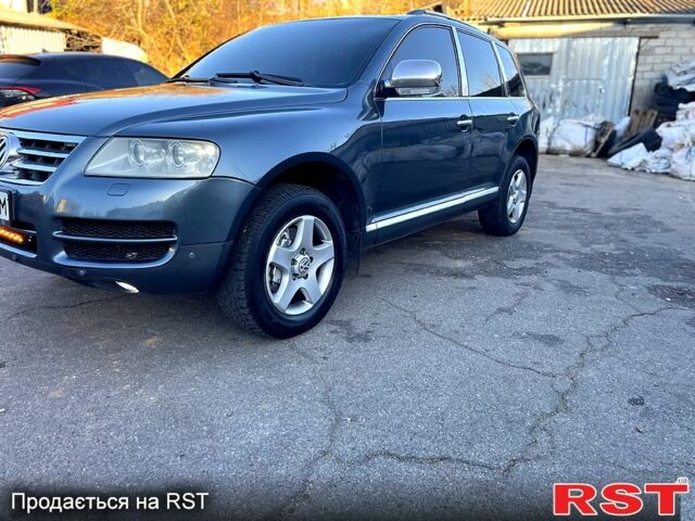 Серый Фольксваген Туарег, объемом двигателя 3.2 л и пробегом 308 тыс. км за 9500 $, фото 2 на Automoto.ua