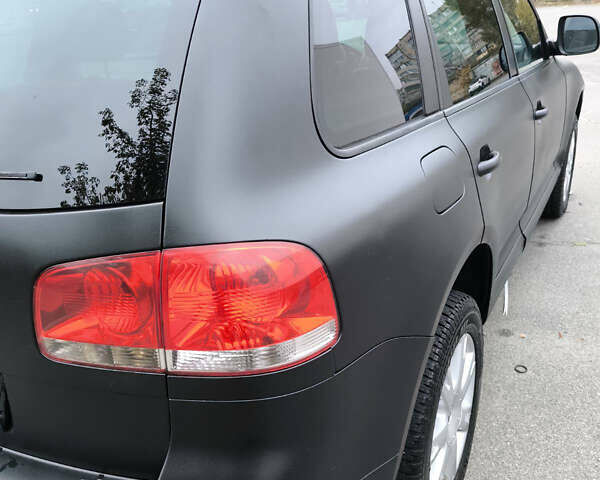 Серый Фольксваген Туарег, объемом двигателя 2.97 л и пробегом 370 тыс. км за 13000 $, фото 4 на Automoto.ua