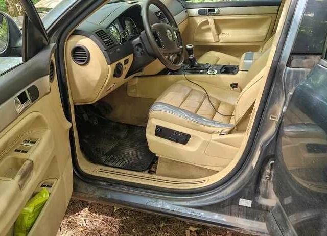 Серый Фольксваген Туарег, объемом двигателя 2.5 л и пробегом 315 тыс. км за 3800 $, фото 16 на Automoto.ua