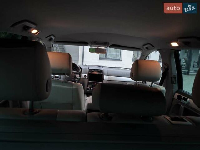 Серый Фольксваген Туарег, объемом двигателя 2.46 л и пробегом 331 тыс. км за 8500 $, фото 12 на Automoto.ua