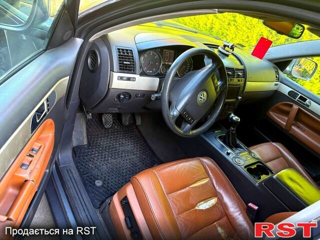 Серый Фольксваген Туарег, объемом двигателя 2.5 л и пробегом 244 тыс. км за 3500 $, фото 2 на Automoto.ua