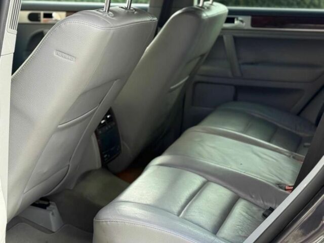 Серый Фольксваген Туарег, объемом двигателя 3 л и пробегом 213 тыс. км за 3455 $, фото 7 на Automoto.ua