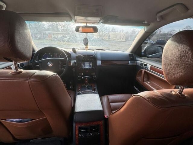 Серый Фольксваген Туарег, объемом двигателя 5 л и пробегом 297 тыс. км за 5500 $, фото 5 на Automoto.ua