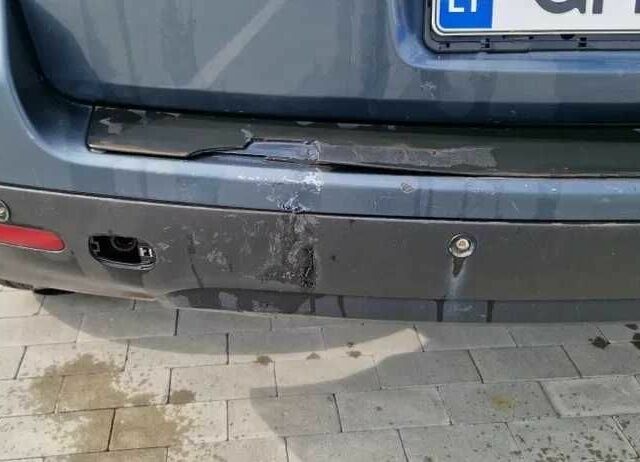 Серый Фольксваген Туарег, объемом двигателя 2.5 л и пробегом 315 тыс. км за 3800 $, фото 4 на Automoto.ua