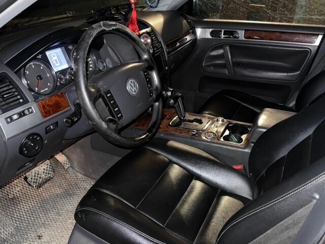 Серый Фольксваген Туарег, объемом двигателя 2.5 л и пробегом 354 тыс. км за 7000 $, фото 2 на Automoto.ua