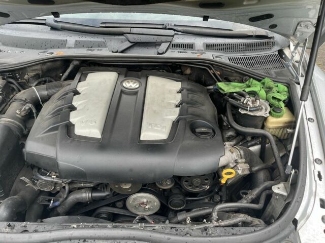 Серый Фольксваген Туарег, объемом двигателя 3 л и пробегом 400 тыс. км за 9000 $, фото 3 на Automoto.ua