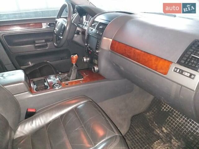 Серый Фольксваген Туарег, объемом двигателя 2.5 л и пробегом 324 тыс. км за 7500 $, фото 6 на Automoto.ua