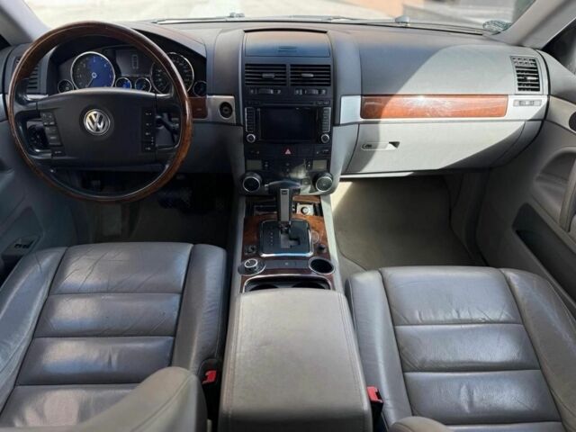 Серый Фольксваген Туарег, объемом двигателя 3 л и пробегом 213 тыс. км за 3455 $, фото 6 на Automoto.ua