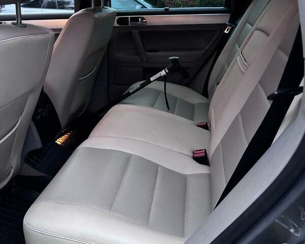 Серый Фольксваген Туарег, объемом двигателя 2.46 л и пробегом 331 тыс. км за 8500 $, фото 13 на Automoto.ua