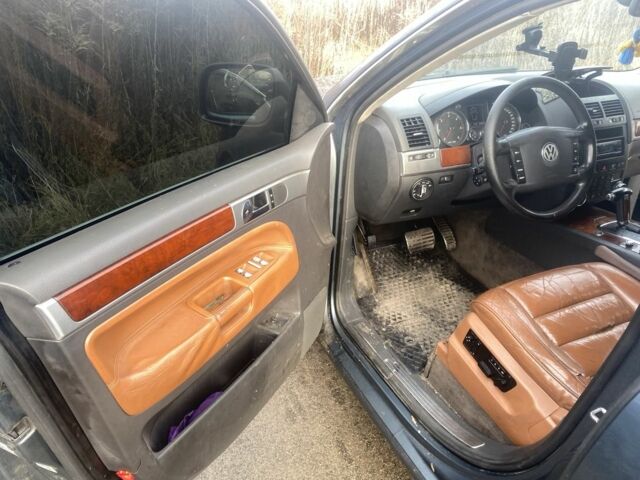 Сірий Фольксваген Туарег, об'ємом двигуна 5 л та пробігом 320 тис. км за 4000 $, фото 4 на Automoto.ua