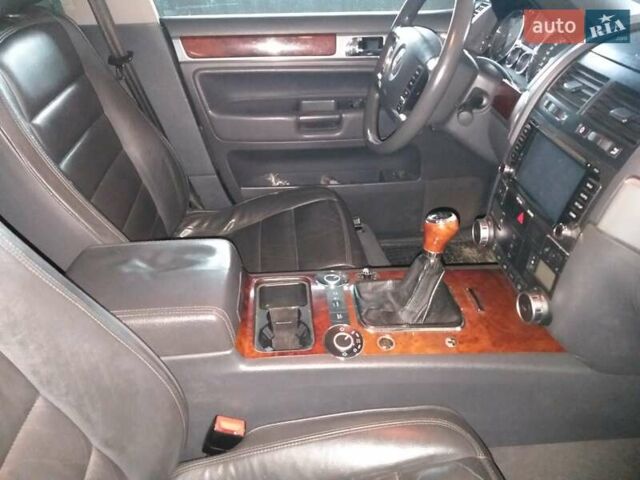 Серый Фольксваген Туарег, объемом двигателя 2.5 л и пробегом 324 тыс. км за 7500 $, фото 10 на Automoto.ua