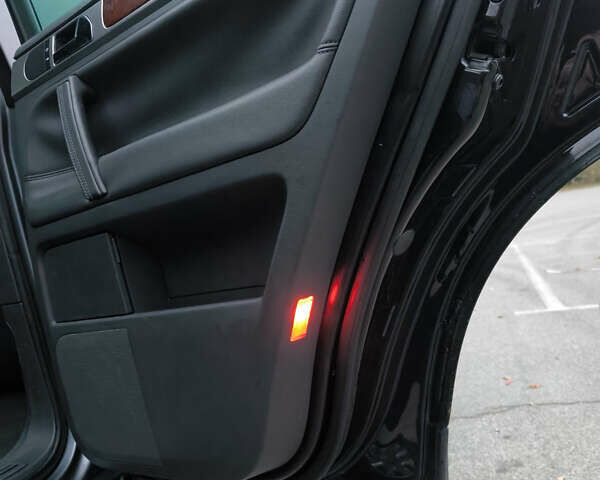 Серый Фольксваген Туарег, объемом двигателя 2.97 л и пробегом 370 тыс. км за 13000 $, фото 18 на Automoto.ua