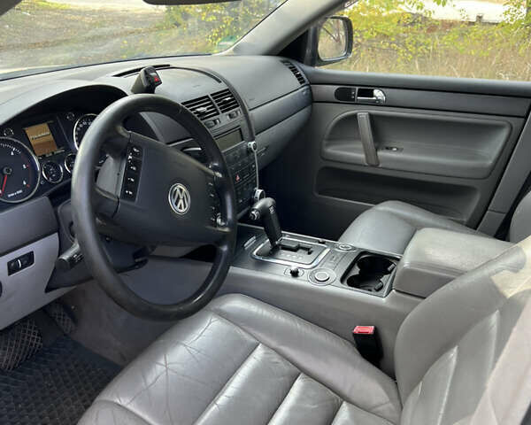 Серый Фольксваген Туарег, объемом двигателя 2.5 л и пробегом 313 тыс. км за 6000 $, фото 8 на Automoto.ua