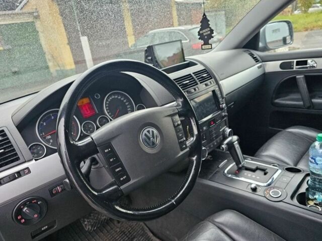 Серый Фольксваген Туарег, объемом двигателя 2.5 л и пробегом 296 тыс. км за 2600 $, фото 7 на Automoto.ua