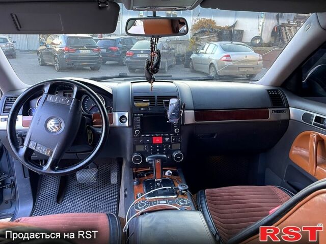 Серый Фольксваген Туарег, объемом двигателя 3.2 л и пробегом 308 тыс. км за 9500 $, фото 8 на Automoto.ua