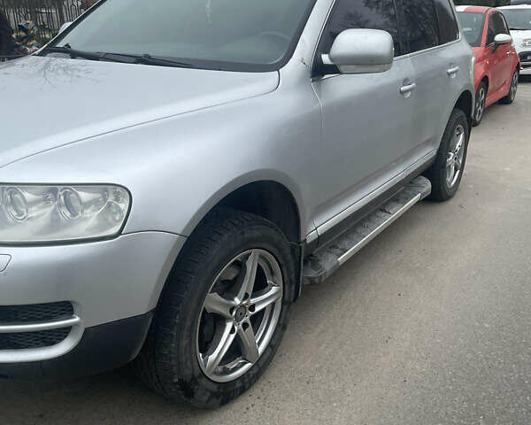 Серый Фольксваген Туарег, объемом двигателя 3.19 л и пробегом 230 тыс. км за 7200 $, фото 3 на Automoto.ua