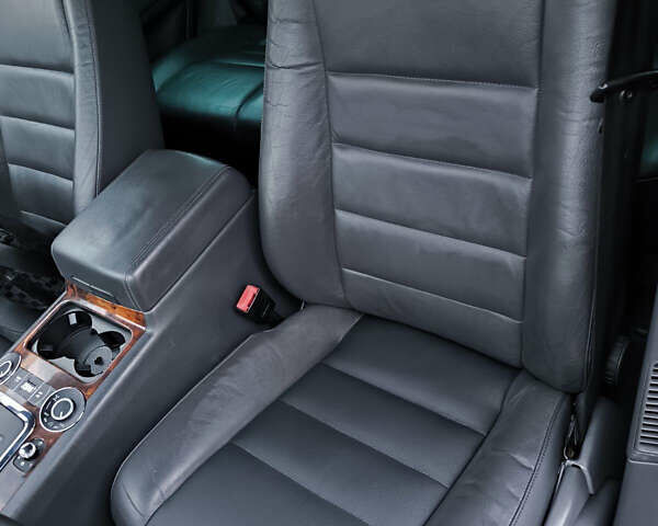 Серый Фольксваген Туарег, объемом двигателя 2.97 л и пробегом 370 тыс. км за 13000 $, фото 10 на Automoto.ua