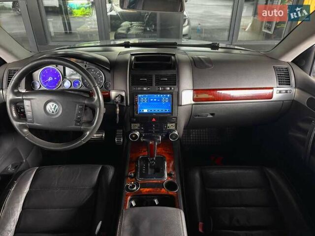 Серый Фольксваген Туарег, объемом двигателя 4.2 л и пробегом 309 тыс. км за 6999 $, фото 2 на Automoto.ua