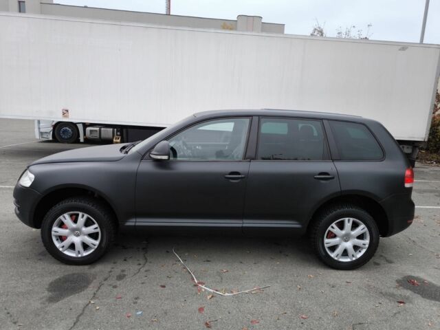 Серый Фольксваген Туарег, объемом двигателя 3 л и пробегом 371 тыс. км за 8500 $, фото 1 на Automoto.ua