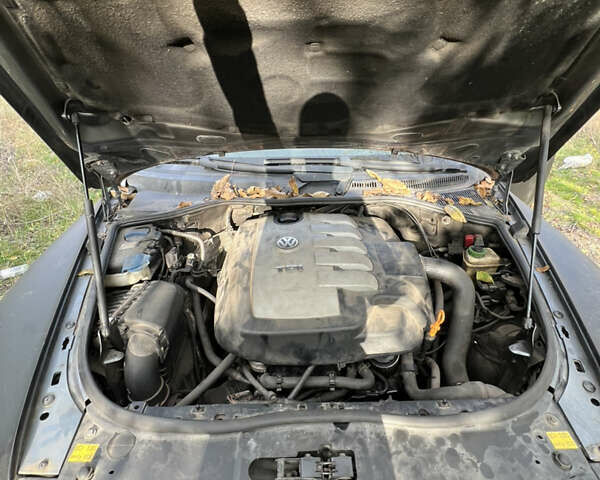 Серый Фольксваген Туарег, объемом двигателя 2.5 л и пробегом 313 тыс. км за 6000 $, фото 11 на Automoto.ua