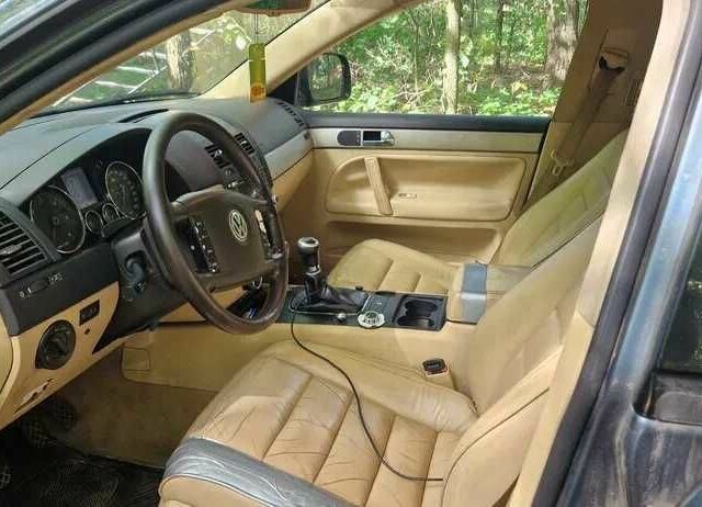 Серый Фольксваген Туарег, объемом двигателя 2.5 л и пробегом 315 тыс. км за 3800 $, фото 15 на Automoto.ua