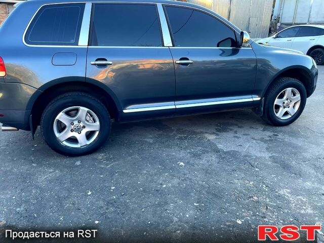 Серый Фольксваген Туарег, объемом двигателя 3.2 л и пробегом 308 тыс. км за 9500 $, фото 4 на Automoto.ua