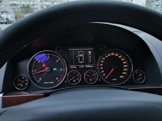 Серый Фольксваген Туарег, объемом двигателя 3 л и пробегом 371 тыс. км за 8500 $, фото 16 на Automoto.ua