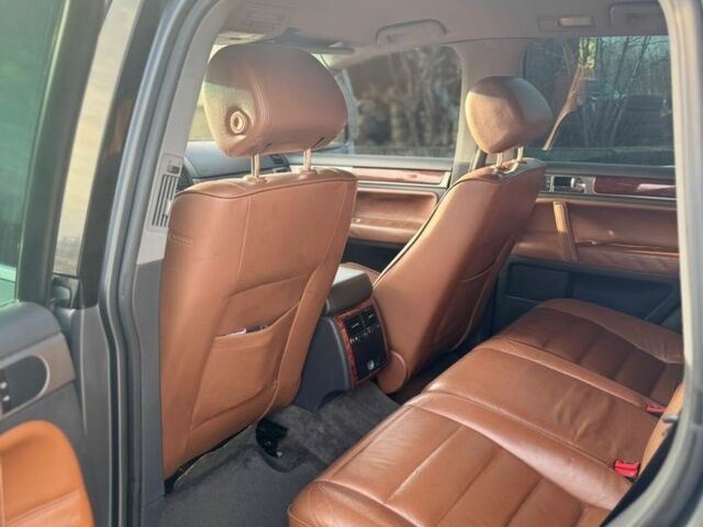 Серый Фольксваген Туарег, объемом двигателя 5 л и пробегом 297 тыс. км за 5500 $, фото 6 на Automoto.ua