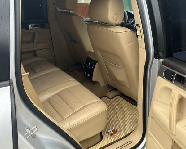 Серый Фольксваген Туарег, объемом двигателя 2.97 л и пробегом 400 тыс. км за 9300 $, фото 10 на Automoto.ua