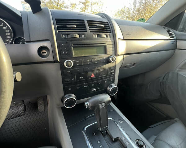 Серый Фольксваген Туарег, объемом двигателя 2.5 л и пробегом 313 тыс. км за 6000 $, фото 13 на Automoto.ua