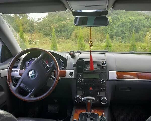 Серый Фольксваген Туарег, объемом двигателя 3.19 л и пробегом 319 тыс. км за 8500 $, фото 3 на Automoto.ua