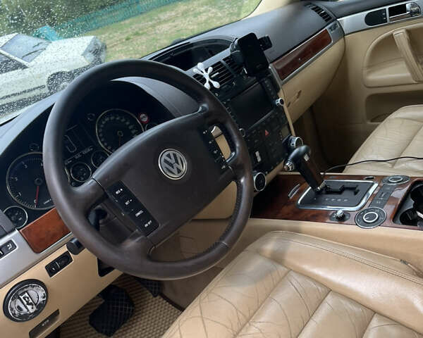 Серый Фольксваген Туарег, объемом двигателя 2.97 л и пробегом 400 тыс. км за 9300 $, фото 5 на Automoto.ua