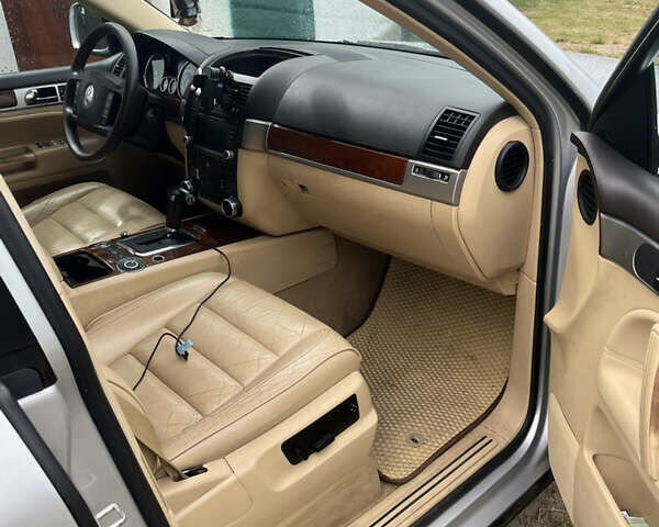 Серый Фольксваген Туарег, объемом двигателя 2.97 л и пробегом 400 тыс. км за 9300 $, фото 9 на Automoto.ua