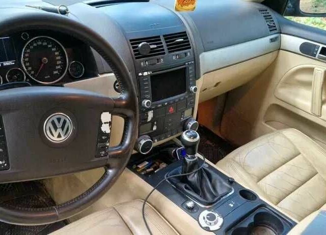 Серый Фольксваген Туарег, объемом двигателя 2.5 л и пробегом 315 тыс. км за 3800 $, фото 9 на Automoto.ua