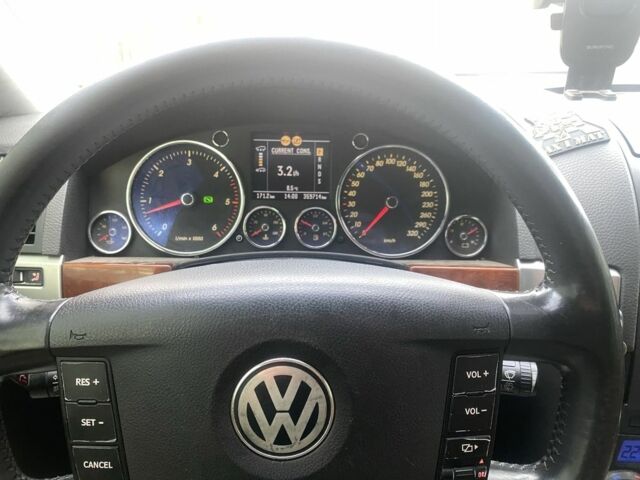 Сірий Фольксваген Туарег, об'ємом двигуна 5 л та пробігом 320 тис. км за 4000 $, фото 2 на Automoto.ua