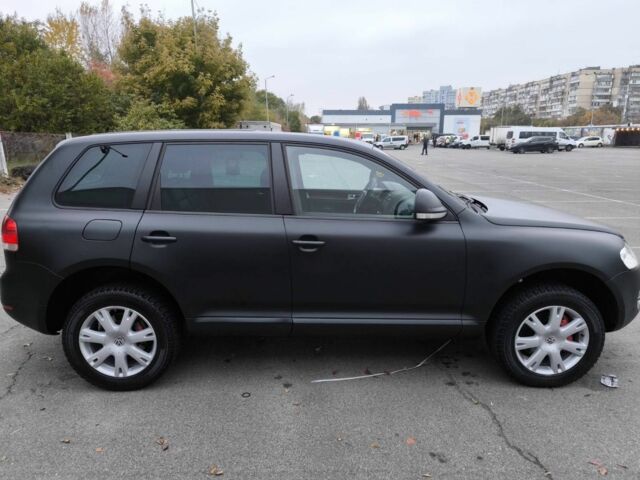 Серый Фольксваген Туарег, объемом двигателя 3 л и пробегом 371 тыс. км за 8500 $, фото 2 на Automoto.ua