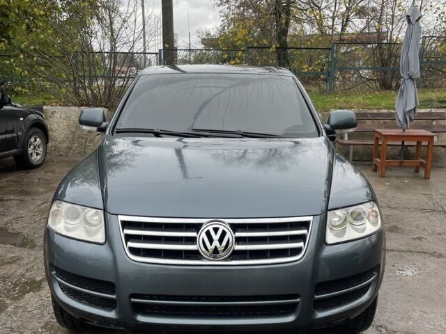 Серый Фольксваген Туарег, объемом двигателя 2.5 л и пробегом 280 тыс. км за 5299 $, фото 1 на Automoto.ua