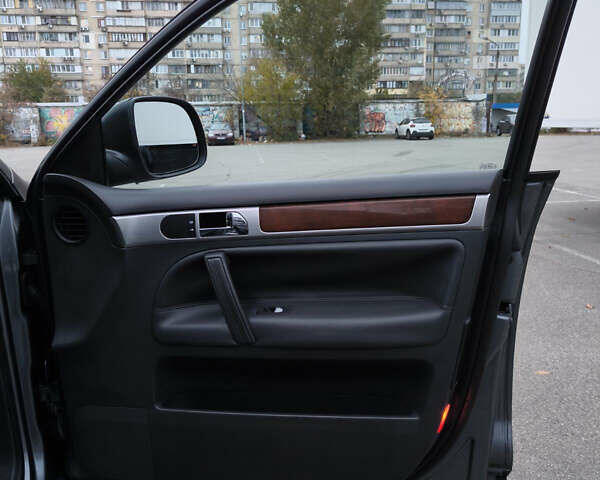 Серый Фольксваген Туарег, объемом двигателя 2.97 л и пробегом 370 тыс. км за 13000 $, фото 19 на Automoto.ua