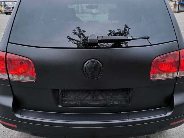 Серый Фольксваген Туарег, объемом двигателя 3 л и пробегом 371 тыс. км за 8500 $, фото 3 на Automoto.ua