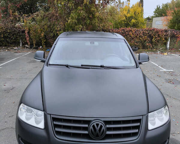 Серый Фольксваген Туарег, объемом двигателя 2.97 л и пробегом 370 тыс. км за 13000 $, фото 2 на Automoto.ua