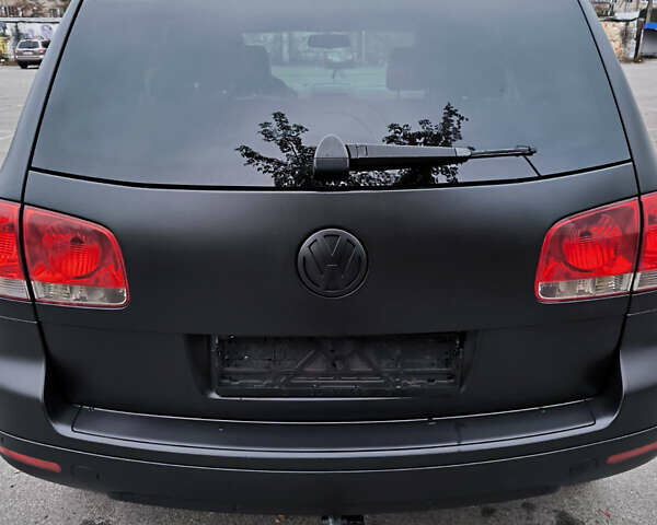 Серый Фольксваген Туарег, объемом двигателя 2.97 л и пробегом 370 тыс. км за 13000 $, фото 5 на Automoto.ua