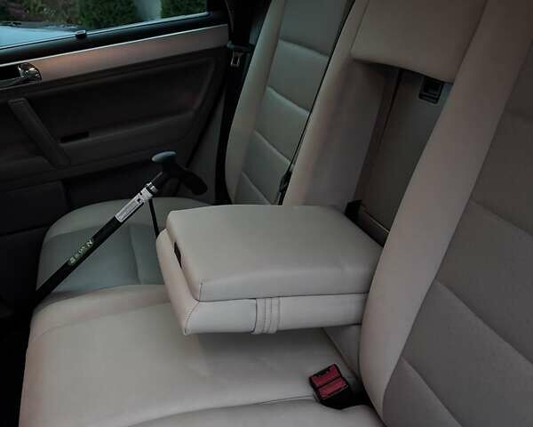 Серый Фольксваген Туарег, объемом двигателя 2.46 л и пробегом 331 тыс. км за 8500 $, фото 14 на Automoto.ua