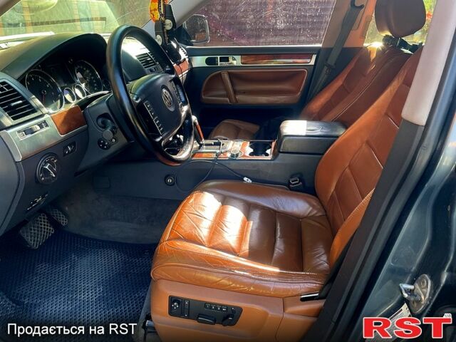 Серый Фольксваген Туарег, объемом двигателя 3.2 л и пробегом 308 тыс. км за 9500 $, фото 11 на Automoto.ua