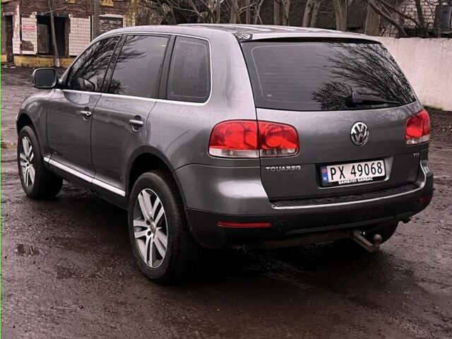 Серый Фольксваген Туарег, объемом двигателя 2.5 л и пробегом 350 тыс. км за 4700 $, фото 3 на Automoto.ua
