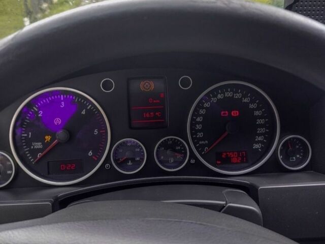 Серый Фольксваген Туарег, объемом двигателя 2.5 л и пробегом 240 тыс. км за 7950 $, фото 6 на Automoto.ua