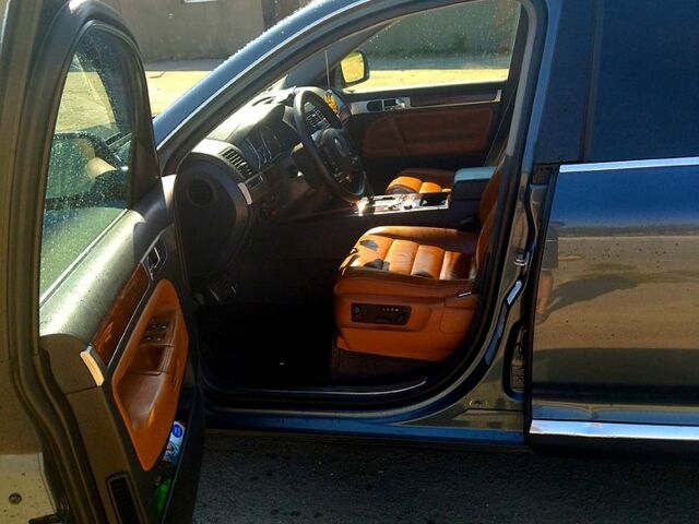 Серый Фольксваген Туарег, объемом двигателя 4.2 л и пробегом 355 тыс. км за 9500 $, фото 6 на Automoto.ua